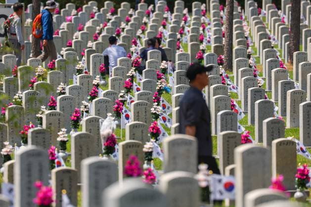 Bilder des Jahres 2025, News 06 Juni News Themen der Woche KW23 Memorial Day in South Korea 2025 SEOUL, SOUTH KOREA - JUNE 06: People visit the Seoul National Cemetery on the Memorial Day, to commemorate their relatives who died in battles, in Seoul, South Korea, on June 06, 2025. The Memorial Day, or Hyeonchungil locally, is an annual public holiday for commemorating Koreans who sacrificed their lives in wars especially during the Korean War between 1950 and 1953, and those killed during the Vietnam War. Recently, the newly sworn president Lee Jae-Myung has pledged to seek peace with North Korea. Daniel Ceng Anadolu Seoul South Korea. Editorial use only. Please get in touch for any other usage. Copyright: x2025xAnadoluxDanielxCengx