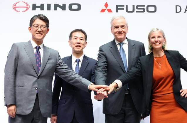 Bilder des Jahres 2025, News 06 Juni News Themen der Woche KW24 News Bilder des Tages June 10, 2025, Tokyo, Japan - (L-R) Toyota Motor president Koji Sato, Hino Motors president Satoshi Ogiso, Mitsubishi Fuso Truck and Bus president Karl Deppen and Daimler Truck Holding AG CEO Karin Radstrom shake their hands as Toyota s subsidiary Hino and Daimler s subsidiary Mitsubishi Fuso will integrate their businesss at a press conference in Tokyo on Tuesday, June 10, 2025. Karl Deppen will become the CEO of the new holding company. (photo by Yoshio Tsunoda AFLO) , aflo_294503263.jpg,