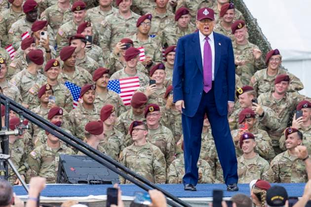 Bilder des Jahres 2025, News 06 Juni News Themen der Woche KW24 News Bilder des Tages June 10, 2025, Fayetteville, Nc, USA: President Donald Trump takes the stage Tuesday, June 10, 2025, at Fort Bragg, North Carolina, to mark the U.S. Armyâ€⠢s 250th anniversary. Defense Secretary Pete Hegseth and Army Secretary Dan Driscoll, a North Carolina native and UNC-Chapel Hill alumnus, also attended. Fayetteville USA - ZUMAm67_ 20250610_zaf_m67_007 Copyright: xTravisxLongx