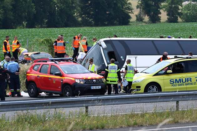 Bilder des Jahres 2025, News 06 Juni News Themen der Woche KW24 News Bilder des Tages Coach accident on the A81 near Le Mans PHOTOPQR OUEST FRANCE Marc OLLIVIER Le Mans 13 06 2025 Coach accident on the A81 near Le Mans four dead, many injured 4 people dead and at least forty injured On Friday, June 13, 2025, an accident involving a coach occurred on the A81 freeway near Le Mans Sarthe , in direction Rennes Paris All lanes neutralized Sarthe 4 dead in a coach accident involving Ukrainian passengers On Friday, June 13, 2025, a serious road accident occurred late in the morning on the A81 motorway, between Laval and Le Mans Several of the victims were of Ukrainian nationality Le Mans France Copyright: xPHOTOPQR OUESTxFRANCE MAXPPPxMarcxOLLIVIERx 20250613OFR7166 20250613OFR7166
