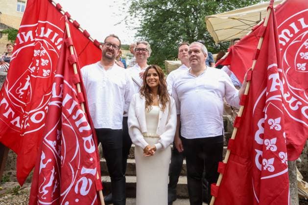 Bilder des Jahres 2025, Entertainment 06 Juni Entertainment Themen der Woche KW24 Entertainment Bilder des Tages Eva Longoria, who came to film her cooking show CNN in the region, greeted the Jurats of Saint Emilion as they passed by, during the spring festival Eva Longoria, who came to film her cooking show CNN in the region, greeted the Jurats of Saint Emilion as they passed by, during the spring festival, on June 15, 2025 The American actress was invited to enter the monolithic Church where the enthronement of actor R Personnaz, screenwriter M Delaporte, de lancien footballeur Rai et du comédien P Mille Jean Marc Lhomer Bestimage Eva Longoria, who came to film her cooking show CNN in the region, greeted the Jurats of Saint Emilion as they passed through, during the spring festival, on June 15, 2025 The American actress was invited to enter the Mon Copyright: xJean-MarcxLhomerx xBestimagexJean-MarcxLhomerx xBestimagex
