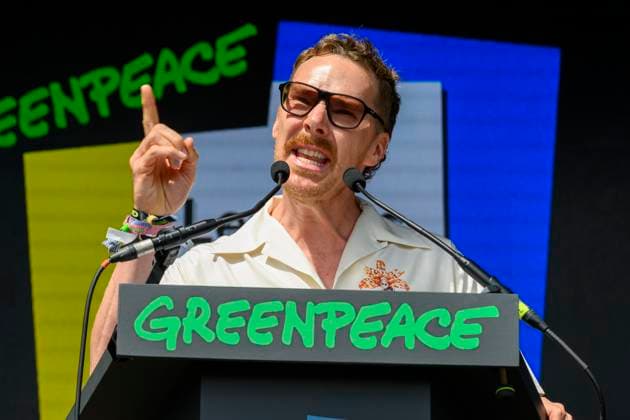 Bilder des Jahres 2025, Entertainment 06 Juni Benedict Cumberbatch in Glastonbury Festival 2025 Benedict Cumberbatch performs on the first Letters Live at Glastonbury, the show where celebrities read out letters, both meaningful and humorous. Greenpeace Stage, Glastonbury Festival 2025 in Pilton, Somerset, 27 June 2025.., Credit:Tina Korhonen Avalon United Kingdom, Pilton, Pilton, Somerset Copyright: xTinaxKorhonenx xAvalonx 1015530892