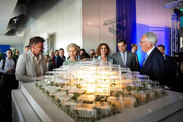 Bilder des Jahres 2025, News 06 Juni News Bilder des Tages Groundbreaking ceremony for the Joint Research Center Seville The President of the European Commission, Ursula von der Leyen, during the groundbreaking ceremony for the Joint Research Center in the Navigation Pavilion of the Isla de la Cartuja in Seville, on June 30, 2025 in Seville Andalusia, Spain The President of the Regional Government of Andalusia and Co-President of the Committee of the Regions of the European Union, Juanma Moreno, speaks at the presentation ceremony, attended by the President of the European Commission, Ursula von der Leyen, and the First Vice-President of the Government and Minister of Finance, María Jesús Montero 30 JUNE 2025 María José Ló Sevilla Andalucia Sevilla Andalucia Espana Copyright: xMariaxJosà xLopezx 6832246