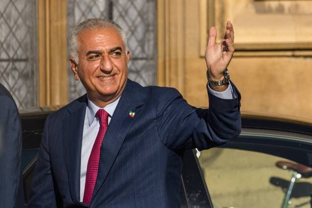 Bilder des Jahres 2025, News 06 Juni News Bilder des Tages Crown Prince of Iran, Reza Pahlavi, Westminster, London, UK. Houses of Parliament, London, UK. 30th June 2025. Crown Prince of Iran, Reza Pahlavi, smiles and waves to his supporters as he leaves Westminster following a historic meeting at the House of Commons., Credit:Photo by Amanda Rose Avalon United Kingdom, Westminster, London, Houses of Parliament Copyright: xPhotoxbyxAmandaxRosex xAvalonx 1016518345