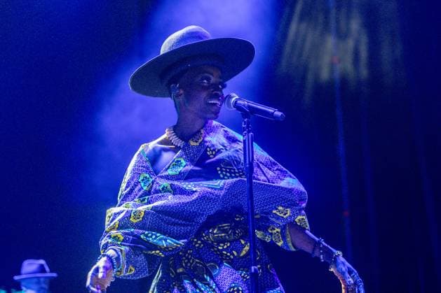 Bilder des Jahres 2025, Entertainment 07 Juli Morcheeba performs at Noches del Botánico The British band Morcheeba, during a concert at the festival Noches del Botánico, at the Real Jardín Botánico Alfonso XIII, on July 19, 2025, in Madrid Spain Morcheeba is a band that fuses styles such as trip hop, rock, folk, blues, pop and electronic sounds, blues, pop and electronic sounds Founded in the mid-1990s by brothers Paul DJ and Ross Godfrey multi-instrumentalist, along with the distinctive voice of singer Skye Edwards, became an international reference in the alternative music scene Spain. Copyright: xRicardoxRubiox 6865508