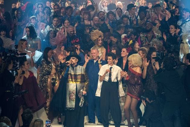 Catherine Ringer, Winnie Harlow , Karlie Kloss, Anna Cleveland, Cristina Cordula, Boy George, Jean-Paul Gaultier, Suzanne Von Aichinger, Farida Khelfa, Estelle Lefébure, Kiddy Smile et Amanda Lear lors du dernier défilé de mode Haute-Couture printemps-été 2020 Jean-Paul Gaultier au théâtre du Châtelet à Paris, France, le 22 janvier 2020. Communiqué de presse envoyé vendredi 17 janvier par la maison Jean Paul Gaultier signé du couturier lui-même, il précisait : Le 22 janvier 2020, je fêterai mes 50 ans de carrière dans la mode avec un grand défilé-show Haute Couture, au Théâtre du Chatelet. Ce sera aussi mon dernier défilé . Celebs during the runway of the Jean-Paul Gaultier Haute Couture Spring Summer 2020 show as part of Paris Fashion W Copyright: xAgencex xBestimagexAgencex xBestimagex