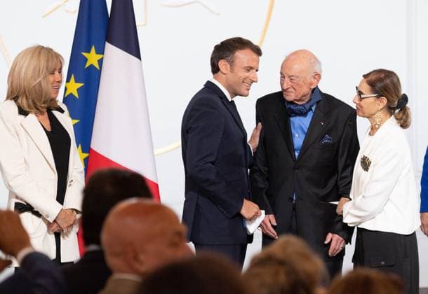 Brigitte and Emmanuel Macron, Edgar Morin and his wife Le président de la République française, Emmanuel Macron reçoit le sociologue Edgar Morin, à loccasion de ses 100 ans, au palais de lElysée à Paris, France, le 8 juillet 2021 Jacques Witt Pool Bestimage French President Emmanuel Macron meets Edgar Morin at Elysee Palace, in Paris, France, on July 8, 2021 Par Copyright: xJacquesxWitt Pool BestimagexJacquesxWitt Pool Bestimagex