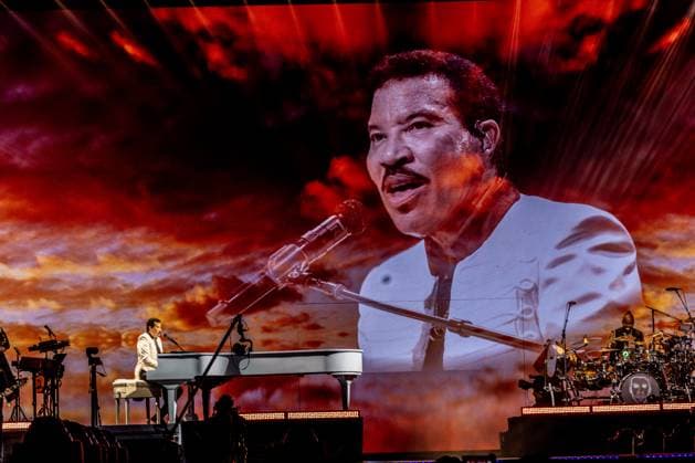 Entertainment Bilder des Tages Lionel Richie performs at the Movistar Arena The singer Lionel Richie during his concert at the Movistar Arena, on August 2, 2025, in Madrid Spain The concert is part of the tour Say Hello To The Hits, which ends the Spanish and European leg of the tour of the legendary artist Richie is an American singer, songwriter and producer, Throughout his career, he has sold more than 100 million records worldwide, has won four Grammy Awards, an Oscar and a Golden Globe, and has been honored with numerous awards in the music industry, including induction into the Rock and Roll Hall of Fame Spain. Copyright: xRicardoxRubiox 6888106