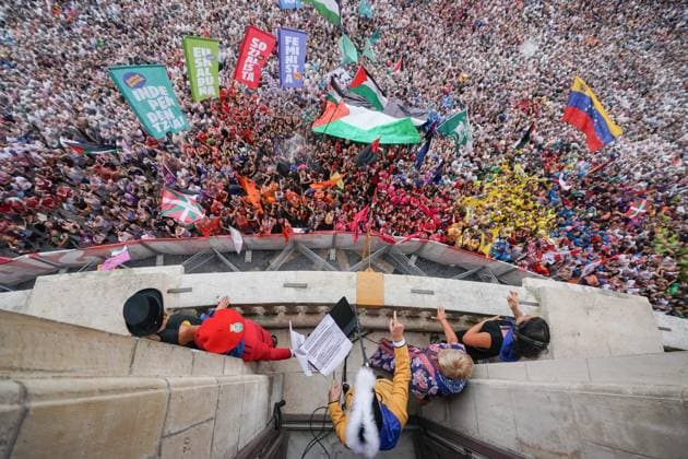 Bilbaos Big Week 2025 begins Hundreds of people during the beginning of Bilbaos Big Week 2025, in the center of the city, on August 16, 2025, in Bilbao, Vizcaya, Basque Country Spain The Bilboko Aste Nagusia is the main festival of Bilbao, The beginning of the festivities is marked by the reading of the proclamation and the launching of the txupin rocket by the txupinera (a kind of rocket), fictitious character whose name means lady of the festivities, who will preside over the citys festivities until she is burned on the last day 16 AUGUST 2025 BILBOKO ASTE NAGUSIA BILBO FIESTA ASTE NAGUSIA SEMANA GRANDE EUSKADI FIESTA In Bilbao, Vizcaya Basque Country Bilbao, Vizcaya Basque Country Spain Copyright: xInakixBerasalucex 6903687