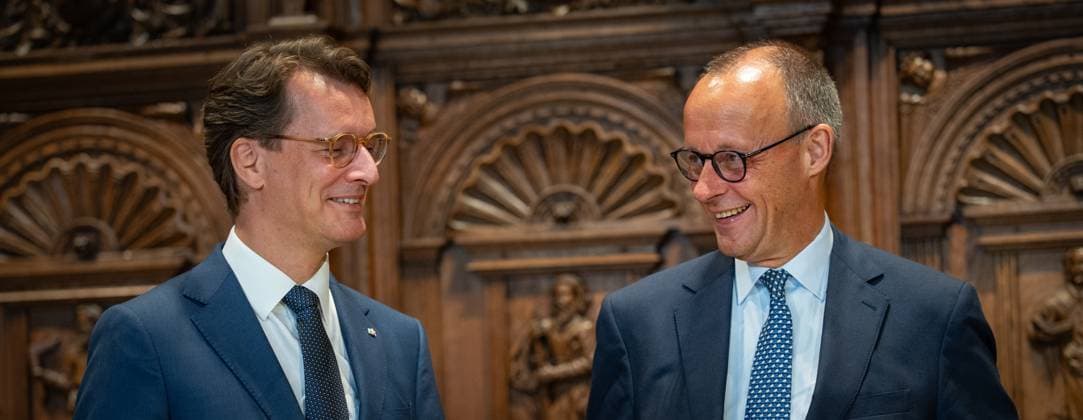 Federal Chancellor Friedrich Merz signs the Golden Book of the City of Münster in the Peace Hall, with Hendrik Wüst, Minister President of North Rhine-Westphalia on the left , Chancellors inaugural visit to North Rhine-Westphalia Münster , Münster North Rhine-Westphalia Germany City Hall