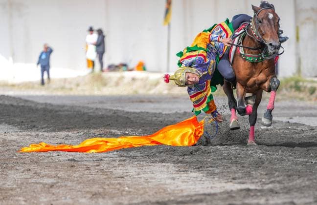 Bilder des Jahres 2025, News September 09 News Themen der Woche KW36 News Bilder des Tages (250905) -- NAGQU, Sept. 5, 2025 -- A rider performs an equestrian show at the opening ceremony of the 2025 edition of a traditional horse racing festival in Nagqu, southwest China s Xizang Autonomous Region, Sept. 5, 2025. The three-day festival, a traditional event on the northern Tibetan Plateau, kicked off in Nagqu on Friday. The festival features sports competitions, art performances, and cultural tourism activities, drawing large crowds of locals and visitors. ) (InXizang)CHINA-XIZANG-NAGQU-HORSE RACING FESTIVAL (CN) TenzinxNyida