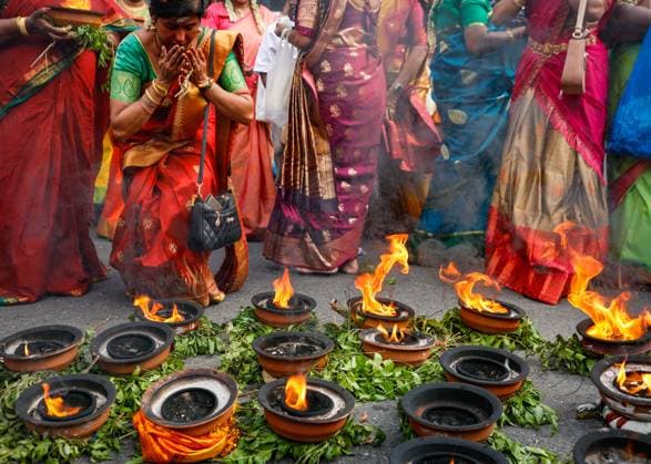 Bilder des Jahres 2025, News September 09 News Themen der Woche KW36 Thousands attend annual Chariot Festival in Lewisham, London, UK London, UK, 07th Sep 2025. At the end of the procession, women put down their burning incense containers behind the chariots by the temple, to pay their respects. Hindu devotees, mostly from the Tamil community, take part in the annual Chariot Festival with a vibrant and cheerful procession from the Sivan Kovil Temple through the streets of Lewisham. The deities of Ganesha and Lord Shiva are carried in decorated chariots. Devotees make offerings of milk, burning incense, coconuts or fruit., Credit:Imageplotter Avalon Copyright: xImageplotterx xAvalonx 1035024897