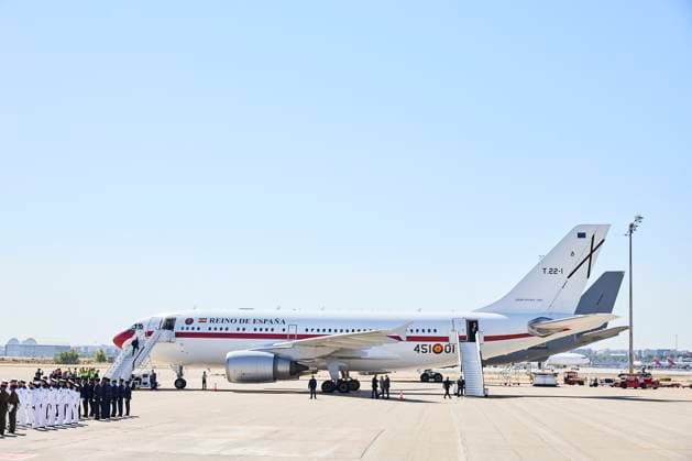 September 16, 2025, Madrid, Madrid, Spain: KING FELIPE VI of Spain and QUEEN LETIZIA of Spain depart for an official visit to Egypt at Barajas Airport Madrid Spain - ZUMAc260 20250916_zep_c260_027 Copyright: xMikexChicorrox