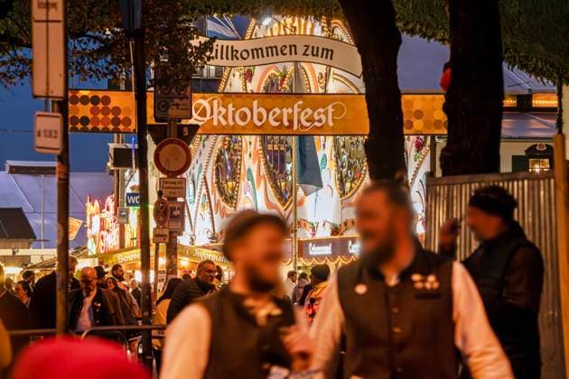 Welcome to the Oktoberfest, Wiesn visitors at the main entrance of the Wiesn, in the evening, September 2025 Germany, Munich, September 2025, Oktoberfest 2025, Welcome to the Oktoberfest, main entrance of the Wiesn, Wiesn visitors in the evening, Bavarian, folk festival, Bavaria,