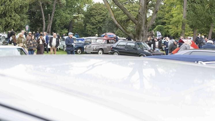 Vintage and classic car meeting at Lauersfort Castle FOR EDITORIAL PURPOSES ONLY EDITORIAL USE ONLY p The vintage and classic car meeting on Friday, 03 10 2025, at Lauersfort Castle in Moers is well attended Germany NRW Moers Copyright ChristianxCreon Copyright: ChristianxCreon doc82ntdyrnv7rw568nect ,EDITORIAL USE ONLY Copyright: ChristianxCreon