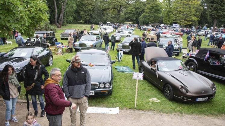 Vintage and classic car meeting at Lauersfort Castle FOR EDITORIAL PURPOSES ONLY EDITORIAL USE ONLY p The vintage and classic car meeting on Friday, 03 10 2025, at Lauersfort Castle in Moers is well attended Germany NRW Moers Copyright ChristianxCreon Copyright: ChristianxCreon doc82ntdz0or4l1g704pnsj ,EDITORIAL USE ONLY Copyright: ChristianxCreon