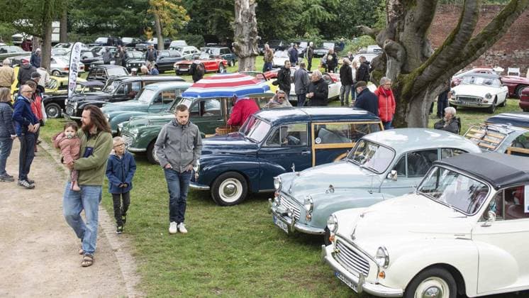 Vintage and classic car meeting at Lauersfort Castle FOR EDITORIAL PURPOSES ONLY EDITORIAL USE ONLY p The vintage and classic car meeting on Friday, 03 10 2025, at Lauersfort Castle in Moers is well attended Germany NRW Moers Copyright ChristianxCreon Copyright: ChristianxCreon doc82ntdz7su2h173lbyeta ,EDITORIAL USE ONLY Copyright: ChristianxCreon