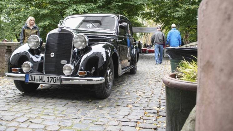 Vintage and classic car meeting at Lauersfort Castle FOR EDITORIAL PURPOSES ONLY EDITORIAL USE ONLY p The vintage and classic car meeting on Friday, 03 10 2025, at Lauersfort Castle in Moers is well attended Germany NRW Moers Copyright ChristianxCreon Copyright: ChristianxCreon doc82ntdzygr35yqvi8911 ,EDITORIAL USE ONLY Copyright: ChristianxCreon
