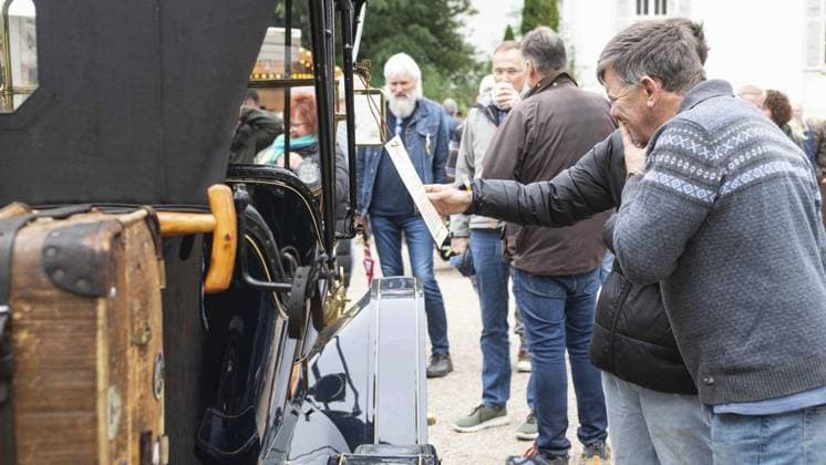 Vintage and classic car meeting at Lauersfort Castle FOR EDITORIAL PURPOSES ONLY EDITORIAL USE ONLY p The vintage and classic car meeting on Friday, 03 10 2025, at Lauersfort Castle in Moers is well attended Germany NRW Moers Copyright ChristianxCreon Copyright: ChristianxCreon doc82ntew04r204apynsj ,EDITORIAL USE ONLY Copyright: ChristianxCreon