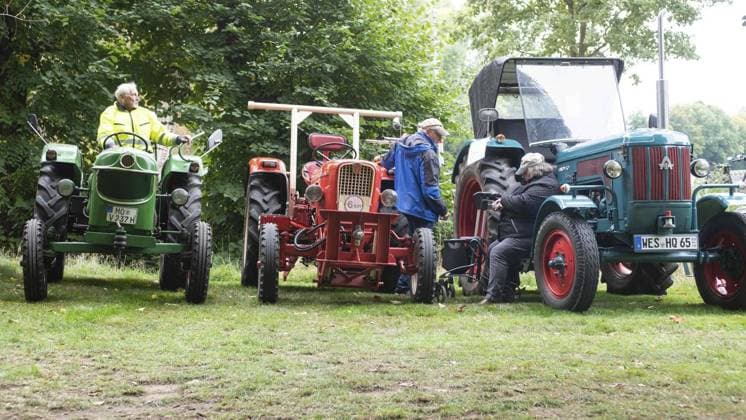 Vintage and classic car meeting at Lauersfort Castle FOR EDITORIAL PURPOSES ONLY EDITORIAL USE ONLY p The vintage and classic car meeting on Friday, 03 10 2025, at Lauersfort Castle in Moers is well attended Germany NRW Moers Copyright ChristianxCreon Copyright: ChristianxCreon doc82ntewltw4l4ot90d15 ,EDITORIAL USE ONLY Copyright: ChristianxCreon