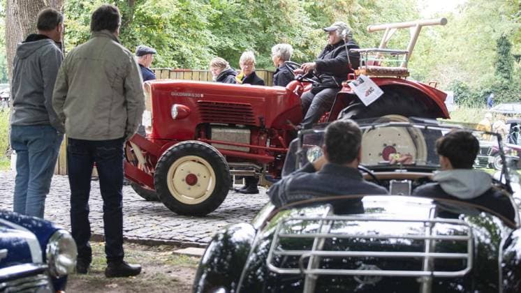 Vintage and classic car meeting at Lauersfort Castle FOR EDITORIAL PURPOSES ONLY EDITORIAL USE ONLY p The vintage and classic car meeting on Friday, 03 10 2025, at Lauersfort Castle in Moers is well attended Germany NRW Moers Copyright ChristianxCreon Copyright: ChristianxCreon doc82ntewote3qr4w20cxr ,EDITORIAL USE ONLY Copyright: ChristianxCreon