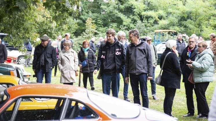 Vintage and classic car meeting at Lauersfort Castle FOR EDITORIAL PURPOSES ONLY EDITORIAL USE ONLY p The vintage and classic car meeting on Friday, 03 10 2025, at Lauersfort Castle in Moers is well attended Germany NRW Moers Copyright ChristianxCreon Copyright: ChristianxCreon doc82ntewrib91167yicbg9 ,EDITORIAL USE ONLY Copyright: ChristianxCreon