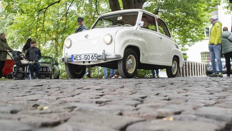Vintage and classic car meeting at Lauersfort Castle FOR EDITORIAL PURPOSES ONLY EDITORIAL USE ONLY p The vintage and classic car meeting on Friday, 03 10 2025, at Lauersfort Castle in Moers is well attended Germany NRW Moers Copyright ChristianxCreon Copyright: ChristianxCreon doc82ntewwgl6o129ldwd9w ,EDITORIAL USE ONLY Copyright: ChristianxCreon