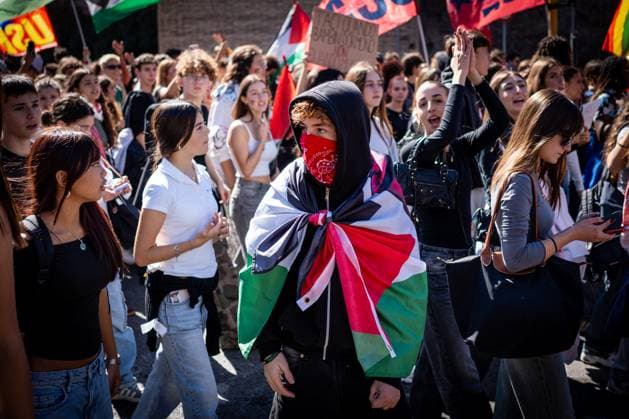 Pro-Palestinian demonstrators march along Rome s roads as they gather for a national general strike to protest against the situation in Gaza, in Rome, Italy, on 02 November 2025. Pro-Palestinian demonstrators march along Rome s roads as they gather for a national general strike to protest against the situation in Gaza two days after Israeli forces intercepted the Global Sumud Flotilla in the Mediterranean Sea, in Rome, Italy, on 02 November 2025., Credit:Stefano Costantino TTL Avalon Italy, Rome Copyright: xStefanoxCostantinoxTTLx xAvalonx 1043083850