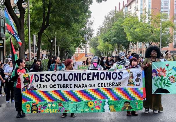 October 12, 2025, Madrid, Madrid, SPAIN: Demonstration and parade on October 12 in Madrid, under the slogan Let s Decolonize Ourselves: A Flowering Land Against the Genocidal Order. The event brought together collectives, artists, and activists defending Indigenous peoples and opposing the colonial commemoration of Hispanic Heritage Day. Madrid SPAIN - ZUMAz108 20251012_znp_z108_014 Copyright: xRichardxZubelzux