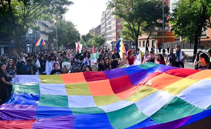 October 12, 2025, Madrid, Madrid, SPAIN: Demonstration and parade on October 12 in Madrid, under the slogan Let s Decolonize Ourselves: A Flowering Land Against the Genocidal Order. The event brought together collectives, artists, and activists defending Indigenous peoples and opposing the colonial commemoration of Hispanic Heritage Day. Madrid SPAIN - ZUMAz108 20251012_znp_z108_031 Copyright: xRichardxZubelzux
