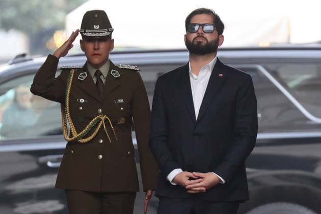 Santiago October 16, 2025 The President of the Republic, Gabriel Boric, receives the Honors of the Guard of La Moneda Palace Dragomir Yankovic Aton Chile, Santiago Chile Aton Chile Aton 1054382 Copyright: DRAGOMIRxYANKOVIC ATONxCHILE