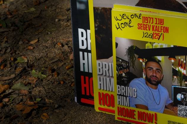 October 19, 2025, New York, New York, USA: Participants at the March for the Hostages in Central Park write â€oeWelcome Home†messages on signs of the released hostages, as part of a gathering celebrating their return. New York USA - ZUMAa266 20251019_znp_a266_007 Copyright: xLirixAgamix