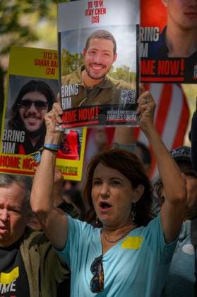 October 19, 2025, New York, New York, USA: Participants at the March for the Hostages in Central Park write â€oeWelcome Home†messages on signs for the released hostages, as part of a gathering celebrating their return, and calling the release of all the remaining deceased hostages. New York USA - ZUMAa266 20251019_znp_a266_008 Copyright: xLirixAgamix