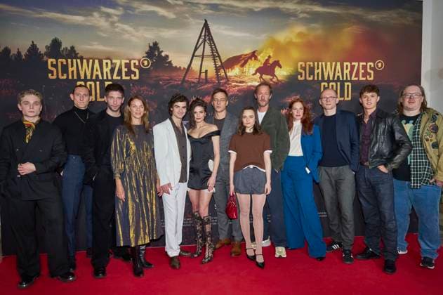 Julius Henri Busch, Liliom Lewald, Slavko Popadic, Jessica Schwarz, Aaron Hilmer Harriet Herbig Matten, Tom Wlaschiha, Lena Urzendowsky, Stephan Kampwirth, Henny Reents, Leo Knizka and cast at the premiere of the ARD miniseries Schwarzes Gold in the Kuppelsaal Hanover, 04 11 2025 Foto:xU.xStammx xFuturexImagex gold_5191