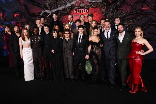 Los Angeles Premiere Of Netflix s Stranger Things Season 5 Linda Hamilton, Matt Duffer, Sadie Sink, Nell Fisher, Dan Cohen, Joe Chrest, Finn Wolfhard, Alex Breaux, Priah Ferguson, Winona Ryder, Natalia Dyer, Brett Gelman, Gaten Matarazzo, Charlie Heaton, Jamie Campbell Bower, Noah Schnapp, Joe Keery, Maya Hawke, Millie Bobby Brown, Amybeth McNulty, Shawn Levy, David Harbour, Ross Duffer and Cara Buono arrive at the Los Angeles Premiere Of Netflix s Stranger Things Season 5 held at the TCL Chinese Theatre IMAX in Hollywood, Los Angeles, California, United States. TCL Chinese Theatre IMAX, Hollywood, Los Angeles, California, USA California United States Copyright: xImagexPressxAgencyx originalFilename: collin-losangel251107_npbtd.jpg