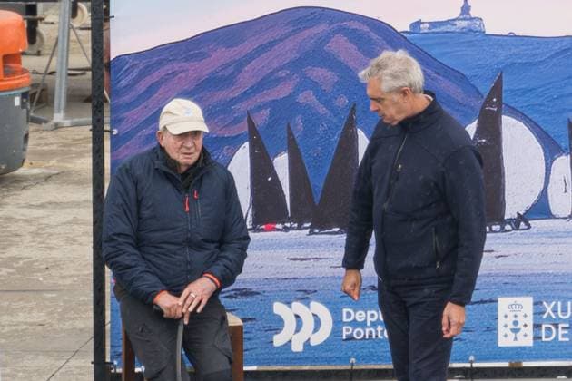 King Juan Carlos I during the arrival to port and awards ceremony on the second day of the regattas at the Club Naútico de Sanxenxo, on November 9, 2025, in Sanxenxo, Pontevedra, Galicia Spain Juan Carlos I is in the Pontevedra town of Sanxenxo to participate, during this weekend, in the regattas of the eighth series of the Spanish 6 meters League 09 NOVEMBER 2025 Elena Ferná Sanxenxo, Pontevedra, Galicia Sanxenxo, Pontevedra, Galicia Spain Copyright: xElenaxFernandezx 7089040
