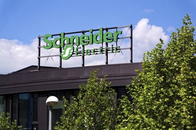 Das Logo des Unternehmens für Automatisierung und Energiemanagement von Schneider Electric am Hauptsitz am 29. Mai 2025 in Prag, Tschechische Republik Schneider Electric automation and energy management company logo on headquarters on May 29, 2025 in Prague, Czech republic Copyright: imageBROKER JosefxKubeö iblkub15684535