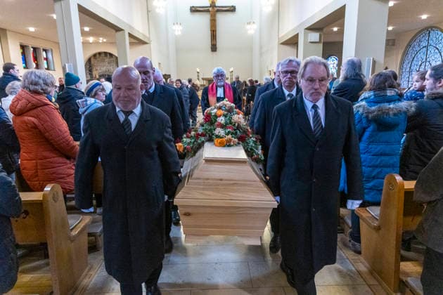 Trauerfeier und Beisetzung von Prof. Ilse Storb. 26.11.2025, EU, DEU, Deutschland, Nordrhein-Westfalen, Essen: Trauerfeier in der Gemeindekirche St. Markus mit anschließender Beisetzung auf dem Gemeindefriedhof von der mit 96 Jahren verstorbenen Prof. Ilse Storb Ilse Storb durch Pastor Steffen Hunder. Sie war die einzige Professorin für Jazzforschung in Europa. EU, DEU, Germany, North Rhine-Westphalia, Essen: Funeral service at St. Markus Parish Church followed by burial at the parish cemetery for Prof. Ilse Storb, who passed away at the age of 96. Ilse Storb was the only professor of jazz studies in Europe.