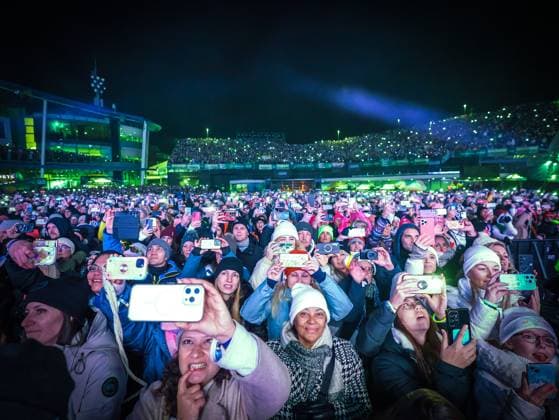 04 12 2025, Schladming, AUT, On the road in Styria, Ski Opening 2025, concert, in the picture Backstreet Boys, feature, overview, Planai Stadium, feature, fan, concert,