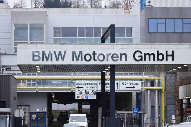 08 12 2025, Steyr, AUT, On the road in Upper Austria, theme picture, symbol picture, various theme pictures, BMW Steyr, in the picture BMW Motoren GmbH, BMW Group plant Steyr, factory hall, engine production, company premises, BMW logo, exterior view, automotive industry, Upper Austria,