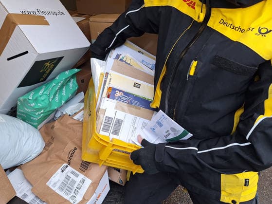 Winch theme picture Deutsche Post, DHL, letter carrier, letter carrier, delivering letters and parcels theme picture Deutsche Post, DHL, letter carrier, letter carrier, delivering letters and parcels letter carrier, postman, parcel carrier, letter carrier with his post van, postal vehicle delivering mail and parcel, parcel scanning, parcel and letter delivery, symbol p Copyright: xFleigx xEibner-Pressefotox EP_dfg
