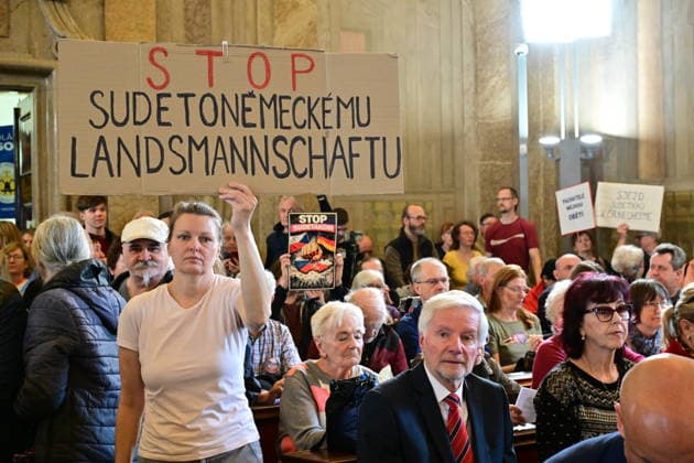 Several dozen people gathered this morning, on Tuesday, April 14, 2026, to protest against the Sudeten German congress, which is scheduled to take place in Brno in May, in the courtyard of the City Hall, holding banners with slogans such as Hands off the E. Benes decrees and We don t want a Sudeten German congress in Czechia. City council members are expected to take note today of the event, which Brno neither sponsors, supports, nor organises. The council meeting began at 9:00 a.m.; the item is on the agenda starting at 10:00 a.m. (CTKxPhoto VaclavxSalek) CTKPhotoP2026041402491 CTKPhotoP2026041402491