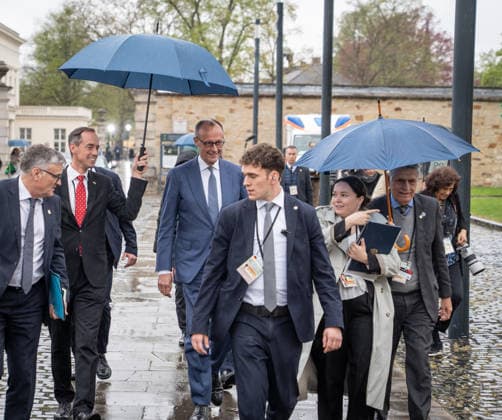 Federal Chancellor Friedrich Merz with his government spokesman Stefan Kornelius on the left and personal security in Herrenhausen Palace 3 German Brazilian government consultations in Hanover, Germany 3rd German Brazilian government consultations in Hanover, Germany 3ª Consulta Governamental Germano Brasileira em Hanà ver, Alemanha,