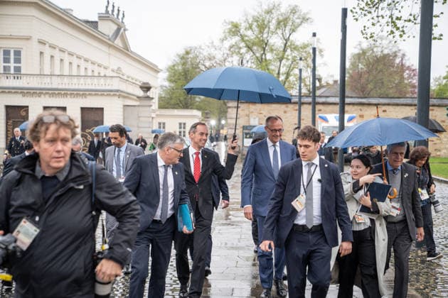 Federal Chancellor Friedrich Merz with his government spokesman Stefan Kornelius blue briefcase in hand and personal protection in Herrenhausen Palace 3 German Brazilian government consultations in Hanover, Germany 3rd German Brazilian government consultations in Hanover, Germany 3ª Consulta Governamental Germano Brasileir