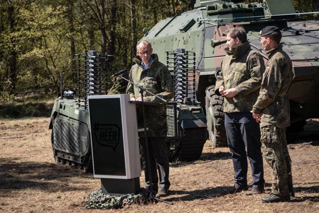 Federal Chancellor Friedrich Merz with his Vice-Chancellor and Federal Finance Minister Lars Klingbeil and Lieutenant General Christian Freuding from left during their visit to the troops Federal Chancellor Friedrich Merz visits the German Armed Forces, Munster Lower Saxony Germany Munster military training area
