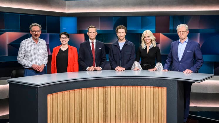 in the picture from l Eckart von Hirschhausen, Clara Schlagowski, Hendrik Streeck CDU , Louis Klamroth, Patrice Aminati, Andreas Gassen, GER, Berlin, hart aber fair Polittalk, TV, Format, with presenter Louis Klamroth, Das Erste, Das Thema Teuer und nur Mittelmaß Was läuft schief bei Ärzten, Kliniken und Kassen 04 05 2026, Copyright: HMBxMedia UwexKoch
