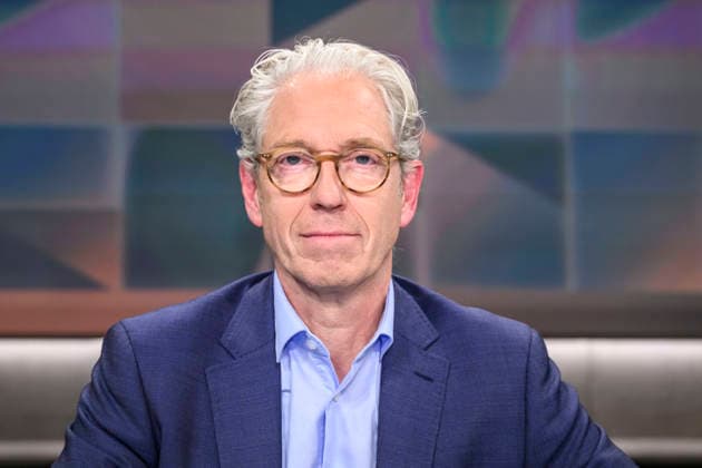 in the picture from left Andreas Gassen Chairman of the Board of the National Association of Statutory Health Insurance Physicians and orthopaedic surgeon, GER, Berlin, hart aber fair Polittalk, TV, format, with presenter Louis Klamroth, Das Erste, Das Thema Teuer und nur Mittelmaß Was läuft schief bei Ärzten, Kliniken und Kassen 04 05 2026, Copyright: HMBxMedia UwexKoch