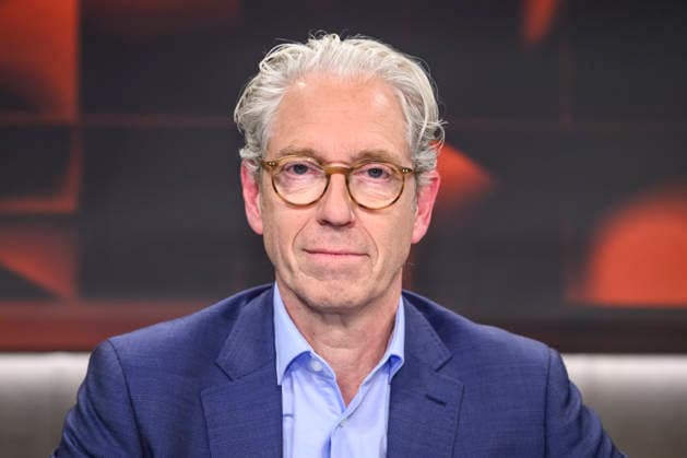 in the picture from left Andreas Gassen Chairman of the Board of the National Association of Statutory Health Insurance Physicians and orthopaedic surgeon, GER, Berlin, hart aber fair Polittalk, TV, format, with presenter Louis Klamroth, Das Erste, Das Thema Teuer und nur Mittelmaß Was läuft schief bei Ärzten, Kliniken und Kassen 04 05 2026, Copyright: HMBxMedia UwexKoch