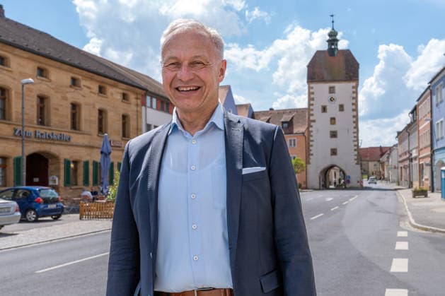 Geplanter US-Truppenabzug: Thorsten Grädler, frisch gewählter neuer Bürgermeister von Vilseck, Schock für Grädler:vom Standort Vilseck sollen 5.000 US-Soldaten abgezogen werden, Vilseck, Bayern, 5. Mai 2026 Deutschland, Vilseck, Oberpfalz, 5. Mai 2026, Thorsten Grädler, 61, frisch gewählter neuer Bürgermeister von Vilseck, Partei: Einheitsblock - Freie Wählerschaft, heute an seinem 2. Tag im Amt, auf dem Marktplatz in Vilseck, vom Standort Vilseck sollen 5.000 US-Soldaten abgezogen werden, die Stryker-Brigade ist in den nahegelegenen Rose Barracks stationiert, Kaserne beim Truppenübungsplatz Grafenw2öhr, geplanter US-Truppenabzug bringt Probleme für die Ortschaften in der unmittelbaren Nähe, wie Vilseck, die in den letzten 70