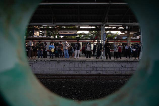 May 5, 2026, Bekasi Timur, West Java, Indonesia: East Bekasi, West Java, Indonesia, Tuesday, May 5, 2026: Flowers continue to fill the site of the train accident at East Bekasi Station, which claimed the lives of 14 victimsâ€all of whom were women. Expressions of condolence written on small slips of paper are visible throughout the station. Commuter line passengers passing through the station pause to look, offer prayers, or lay down flowers as a sign of grief. Bekasi Timur Indonesia - ZUMAh128 20260505_zap_h128_007 Copyright: xDonalxHusnix
